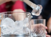 热水和冷水一起放进冰箱，谁能先结冰