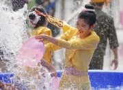 傣族“泼水节”：水的祝福，焕新城市邻里关系